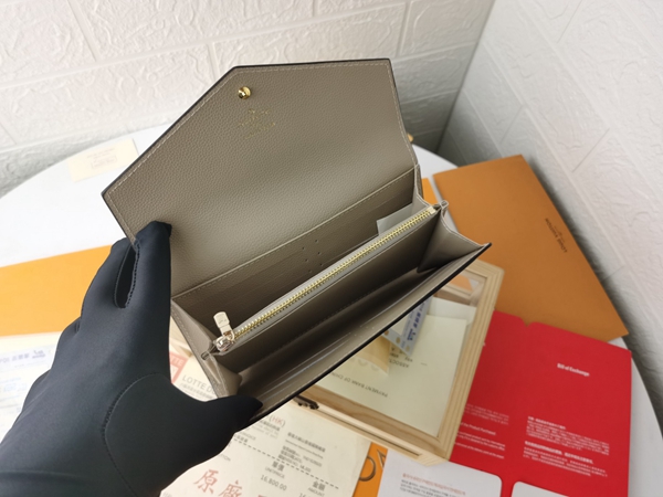 LVコピーウォレット着用イメージ